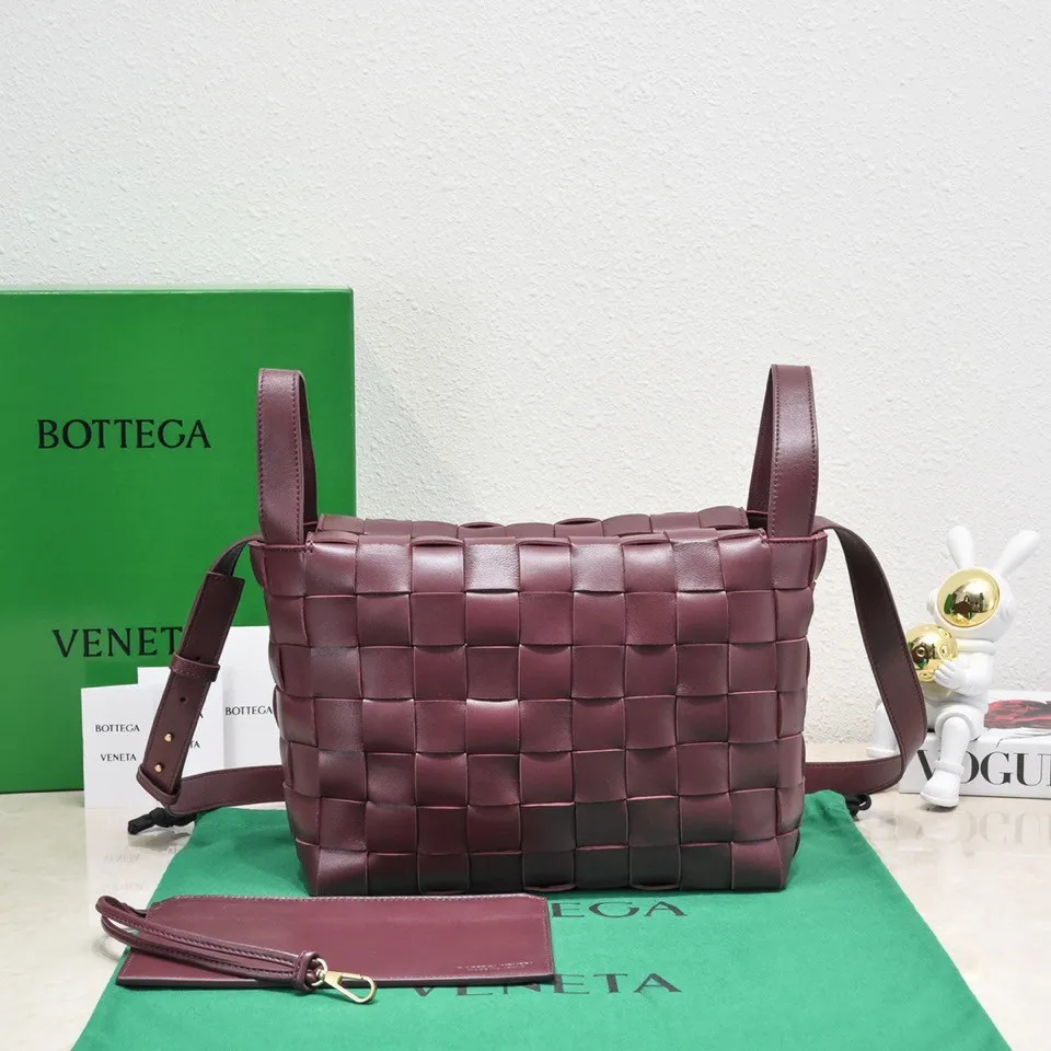 Batch 2600 BottegaVeneta What can be packed in the new bowling bag? Have you got the new bowling bag? Super large capacity ~ The key is low-key, simple and casual style ~ the fashion sense is not reduced at all. It combines BV's classic woven elements and can also be used for computers. The length of the shoulder straps can be adjusted. It is suitable for tall girls to carry. Boys also have a sunny back☀️ Style number: 7466# Size: 28*21*16